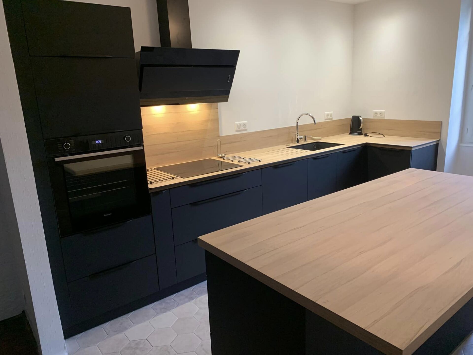 Cuisine aux meubles noirs