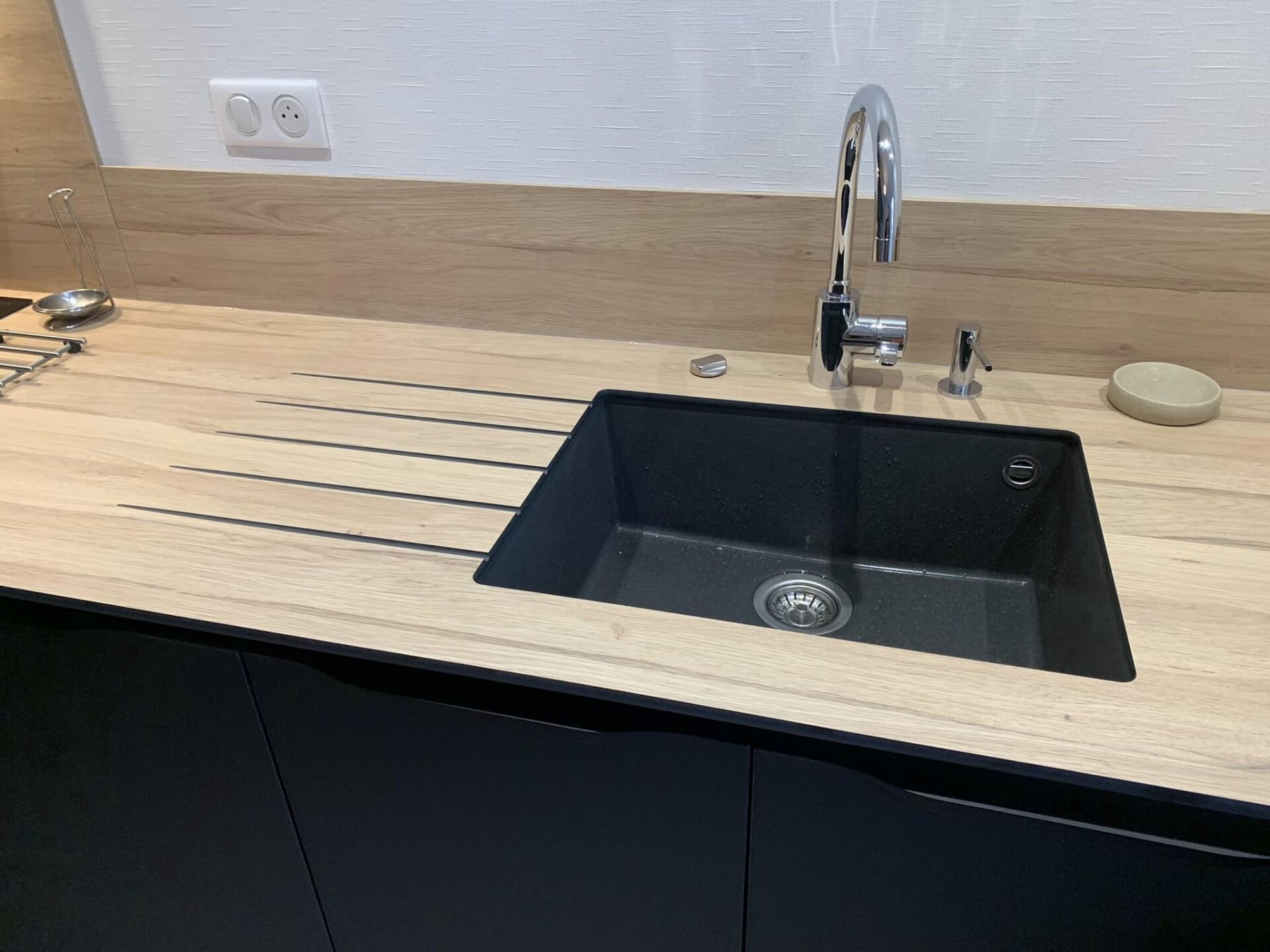 Évier de cuisine avec traits noirs sur le côté
