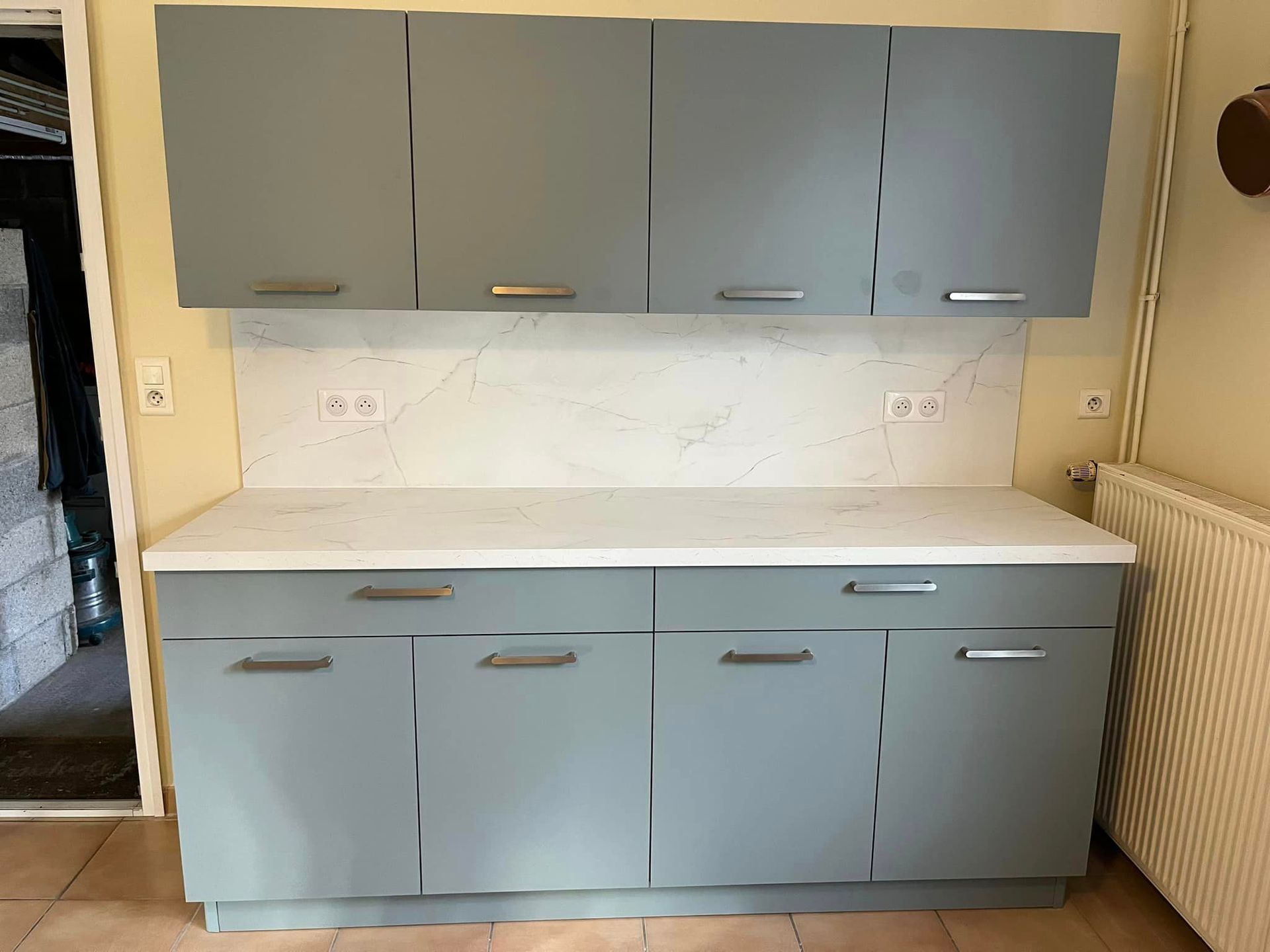 Meuble de cuisine avec imitation de marbre blanc