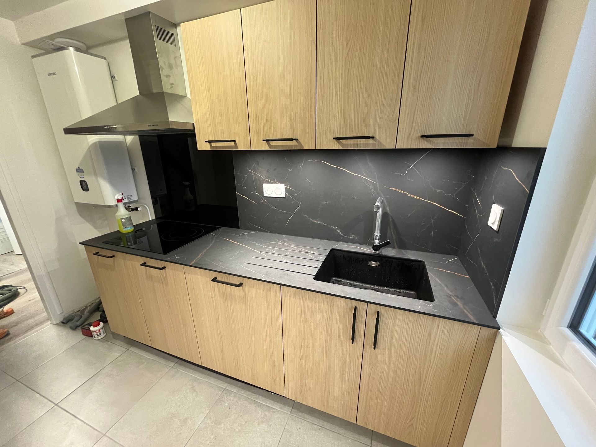 Cuisine avec mur imitation marbre