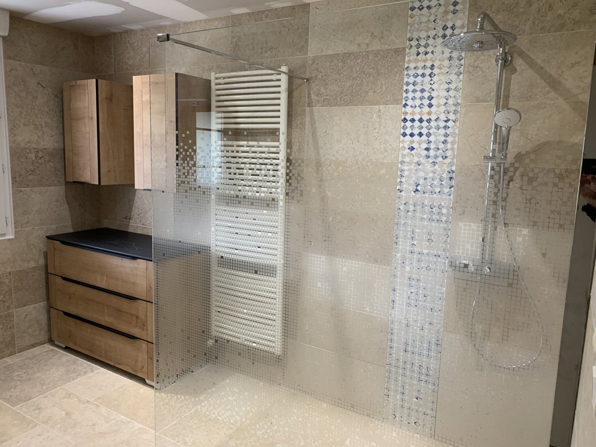 Douche à l'italienne avec bande de mosaïque bleue