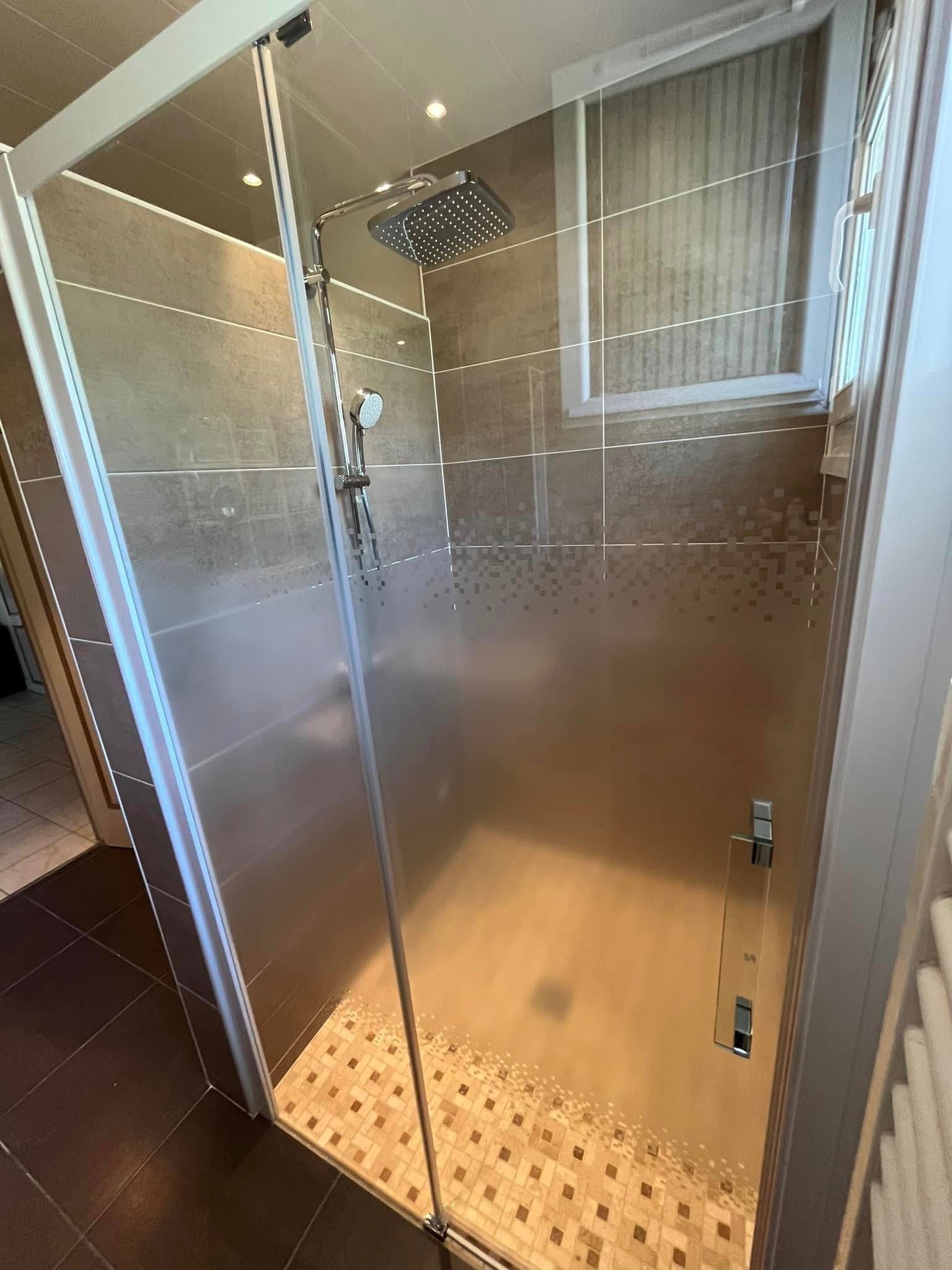 Cabine de douche avec fenêtre