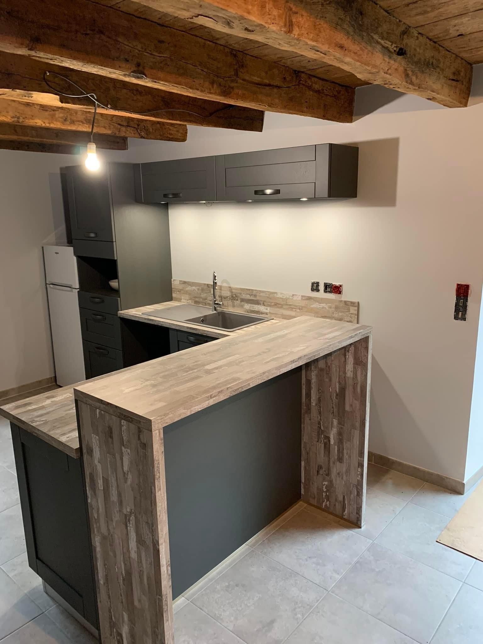 Côté bar d'une cuisine équipée