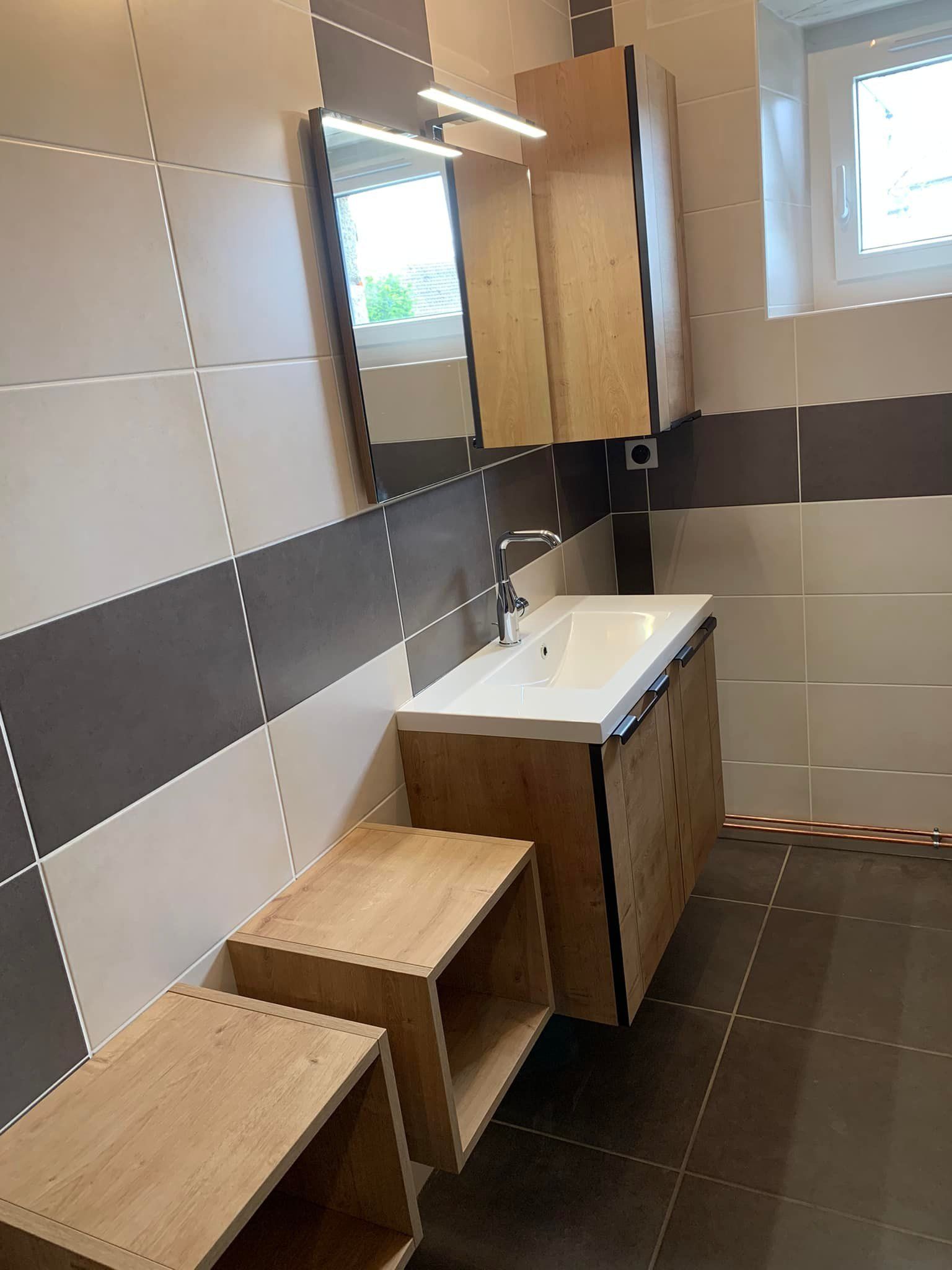 Lavabo d'une salle de bains avec meubles en bois