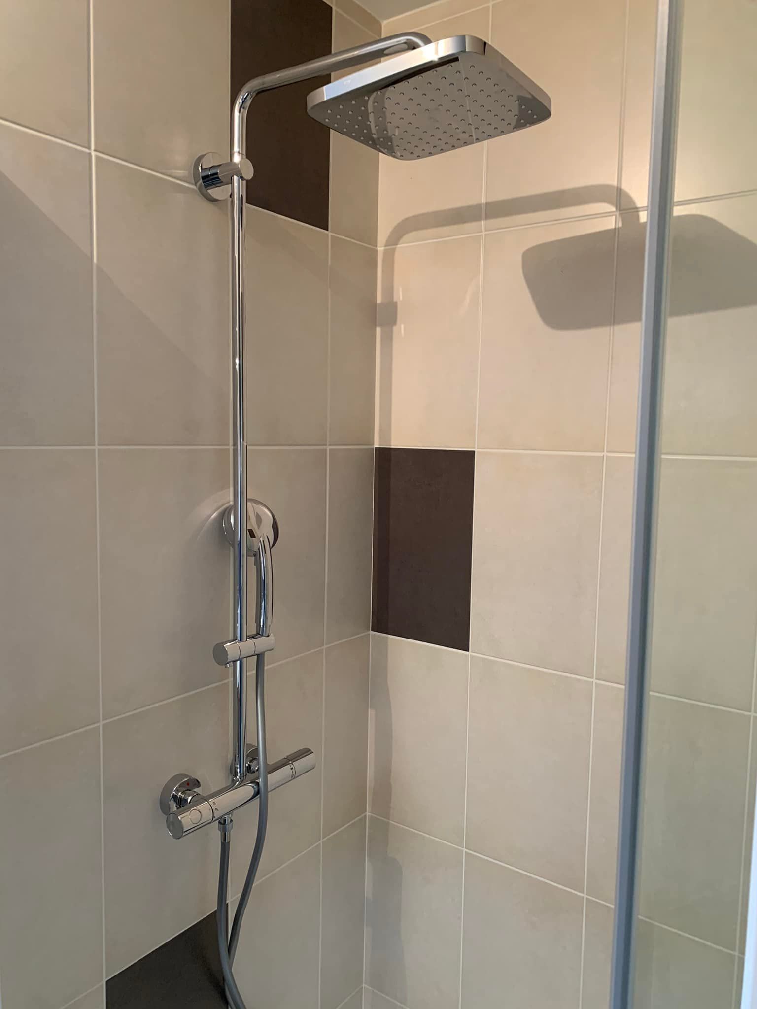 Douche avec large douchette carré