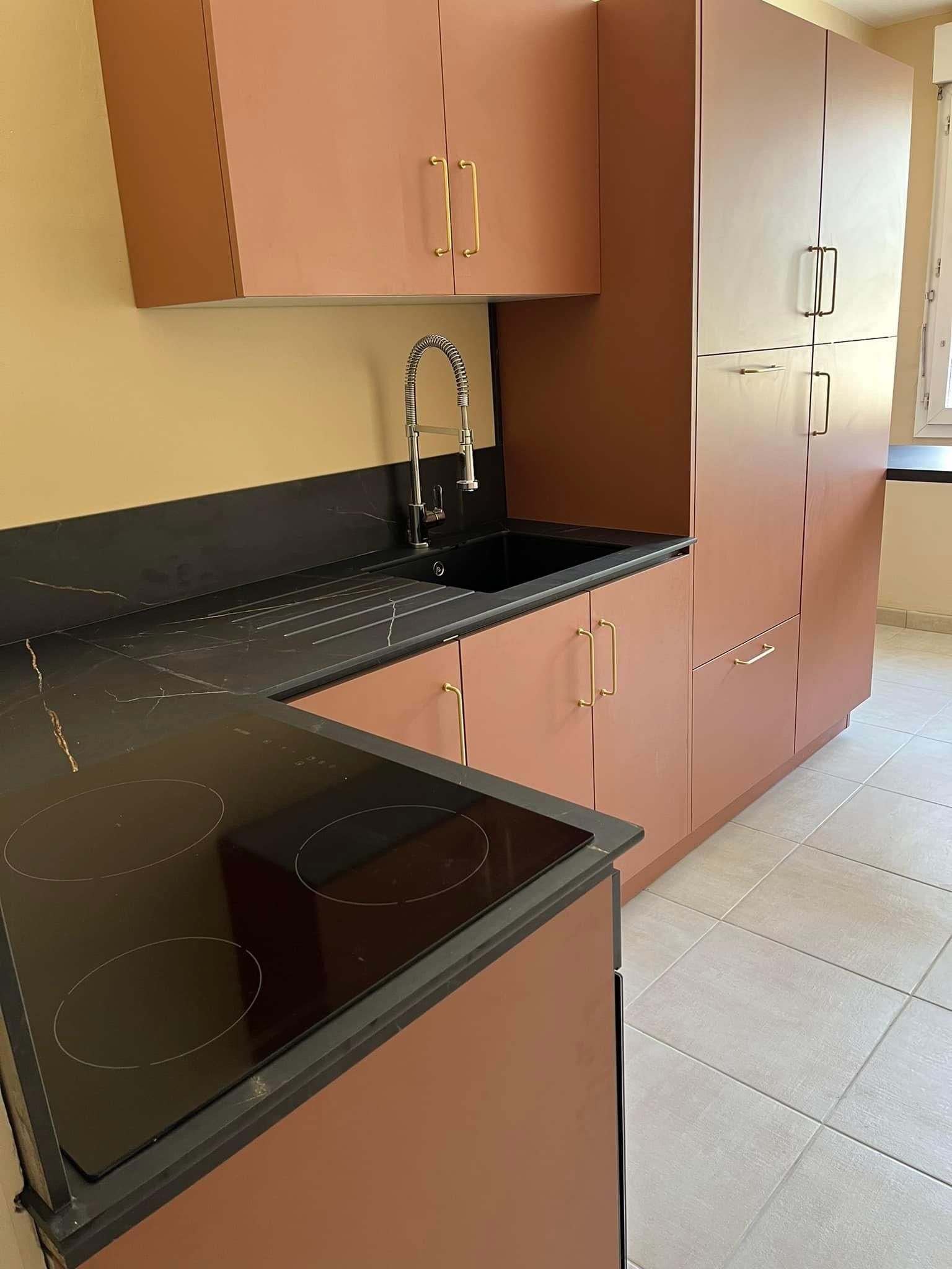 Cuisine avec des meubles roses