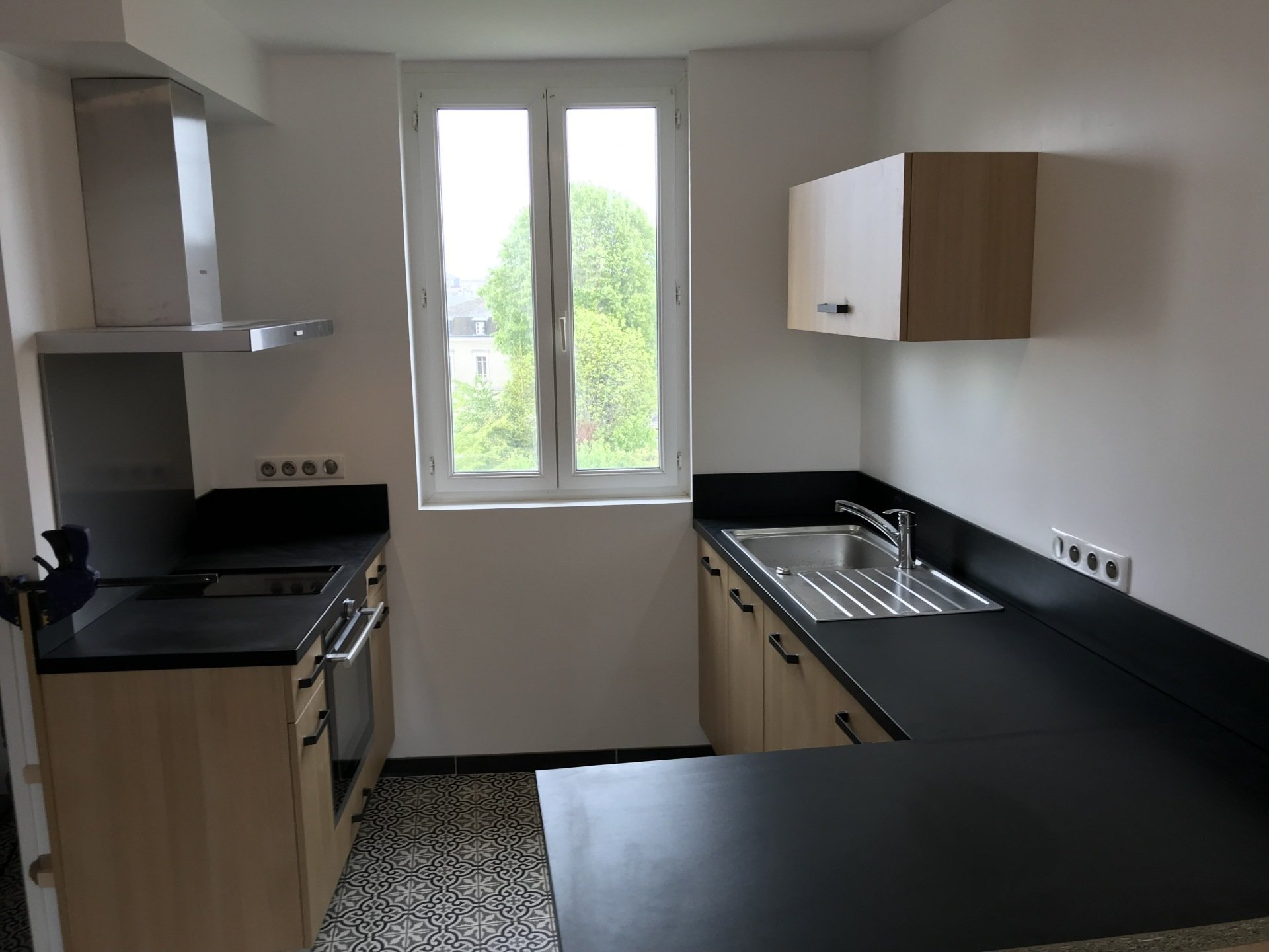 Petite cuisine avec plan de travail noir