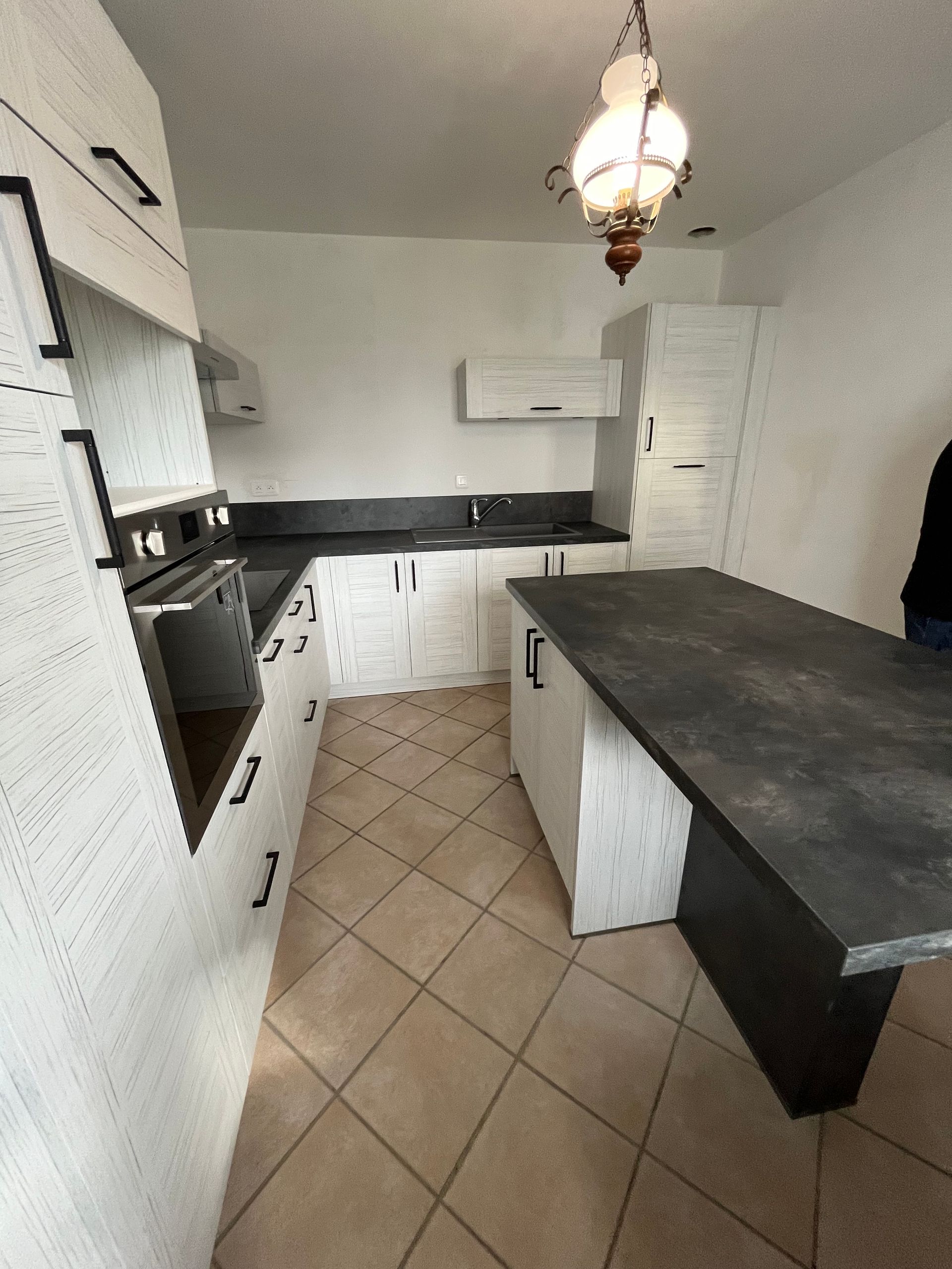 Cuisine avec des meubles blancs et bois