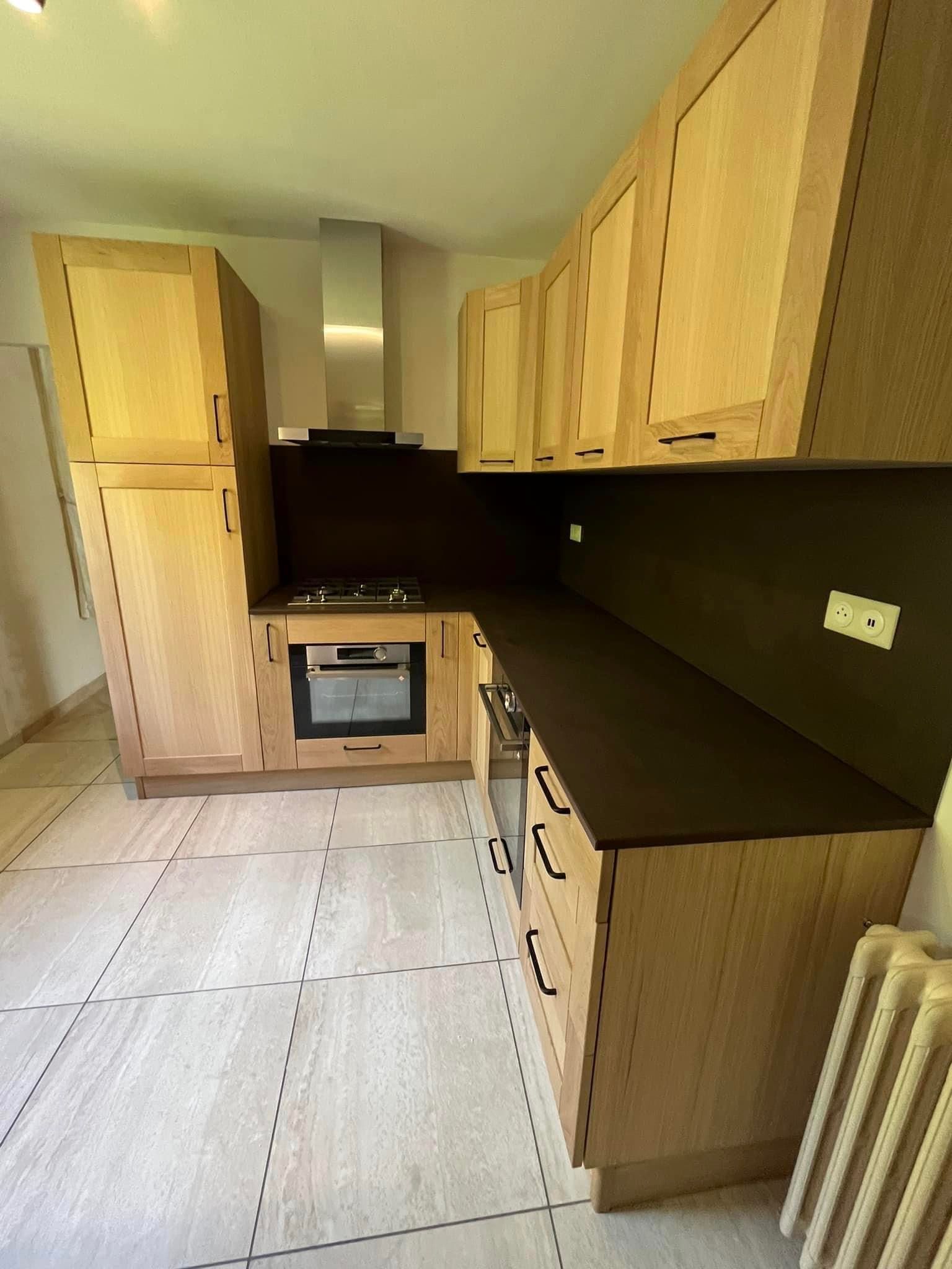 Cuisine équipée avec des meubles aux fines poignées noires