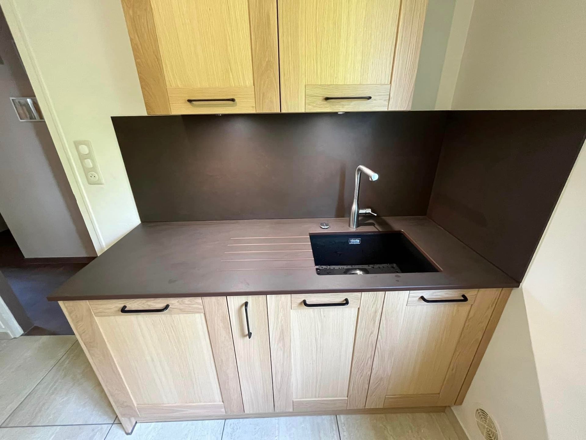 Partie évier d'une cuisine en bois