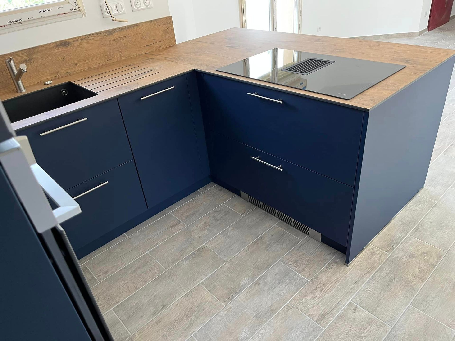 Meubles bas d'une cuisine bleue