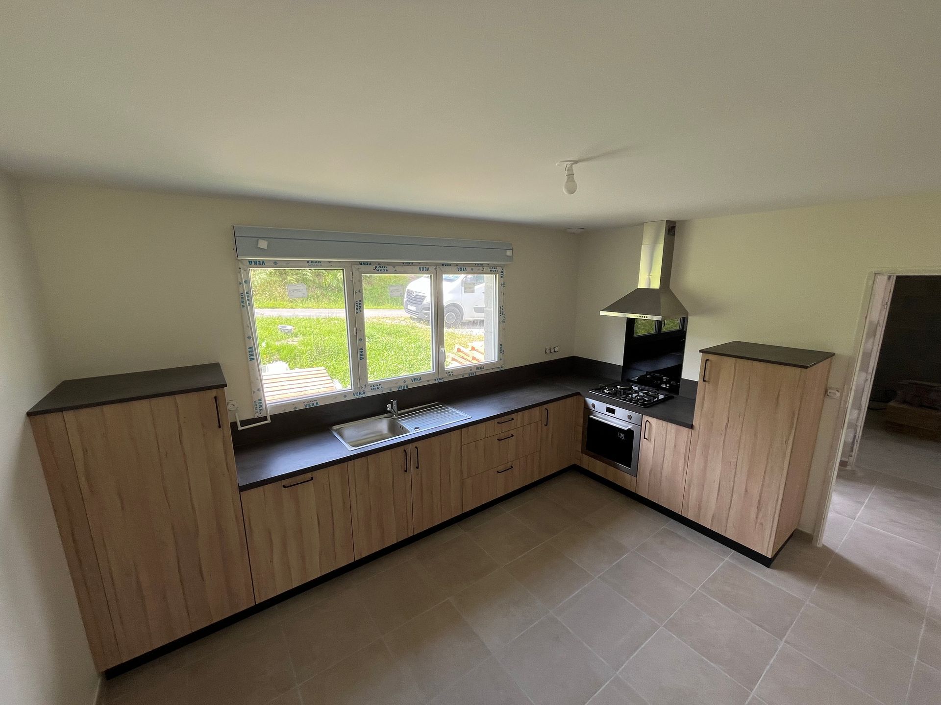 Cuisine en bois collée à une fenêtre