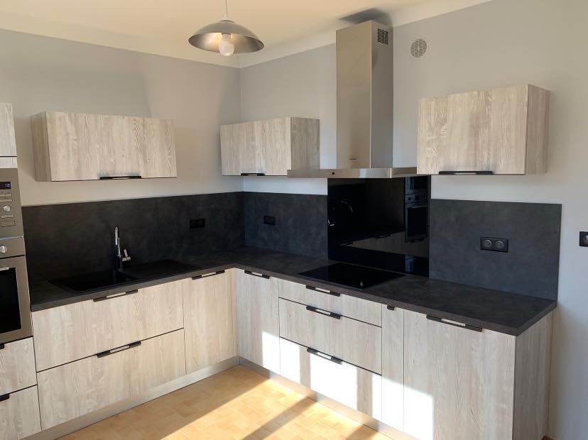 Cuisine équipée avec meubles en bois clair