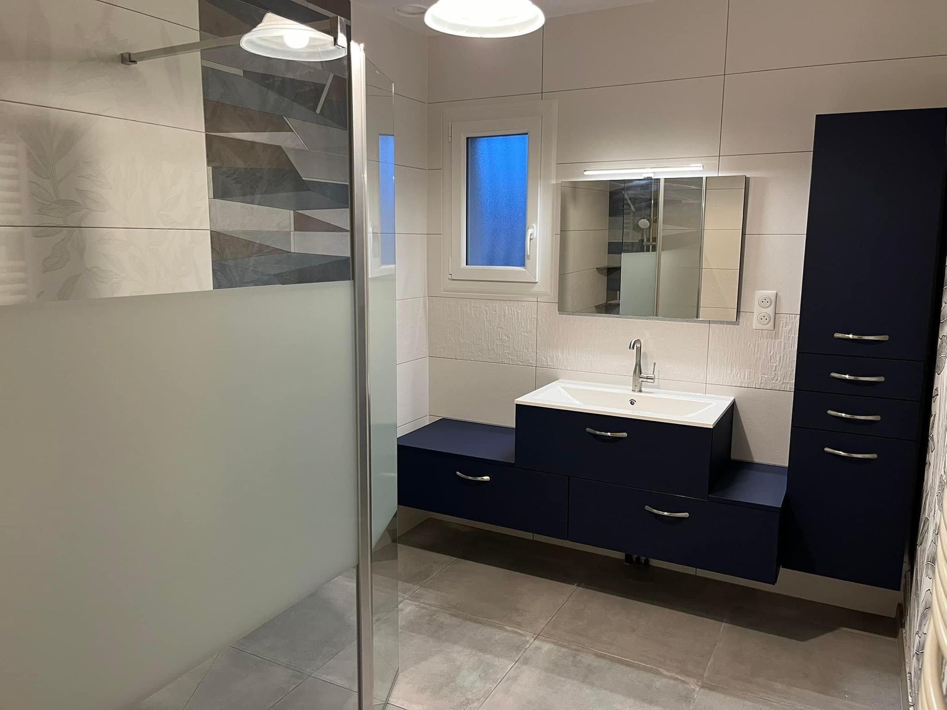 Salle de bains avec meubles bleu marine