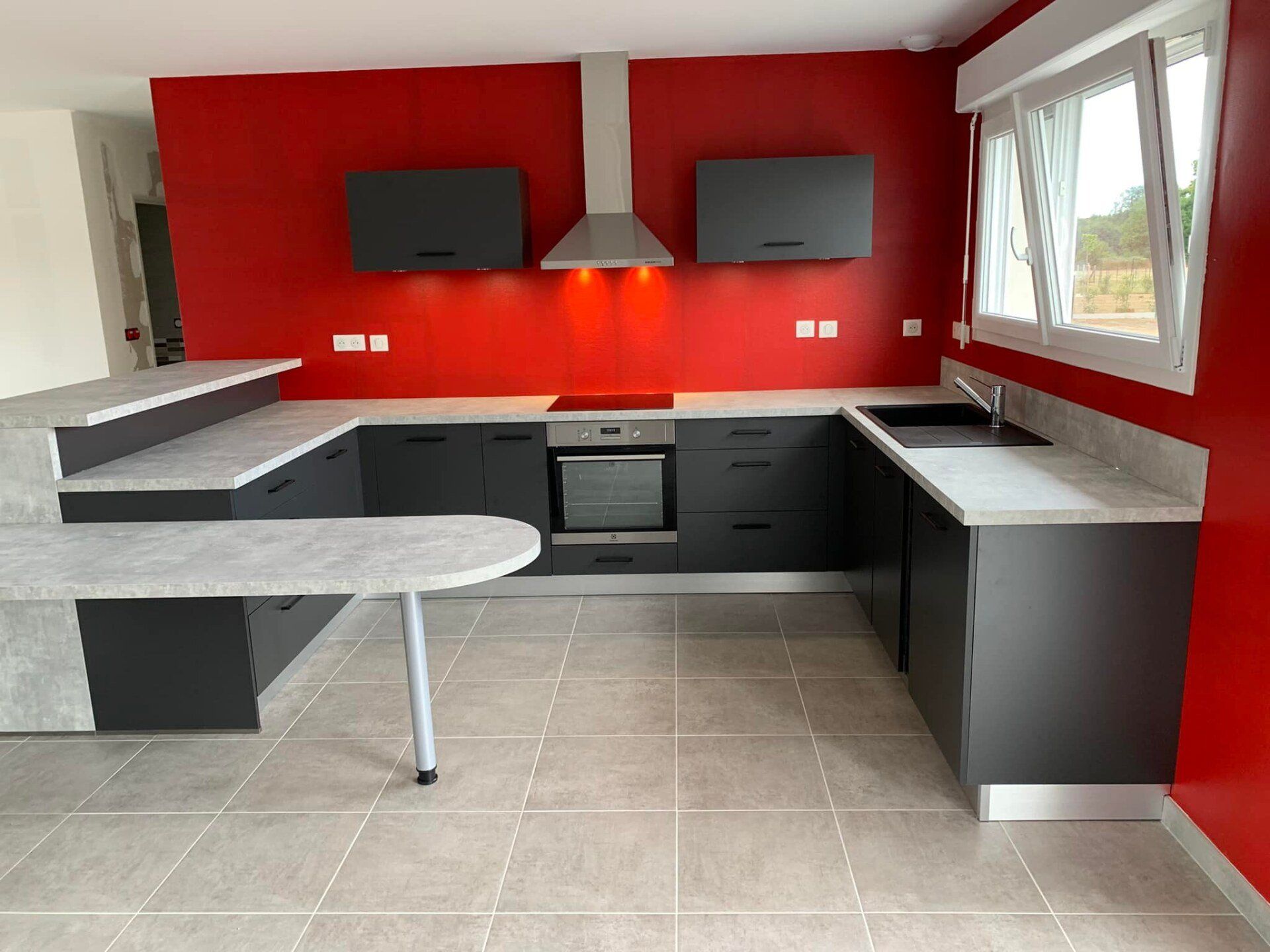 Grande cuisine en U et aux murs rouges