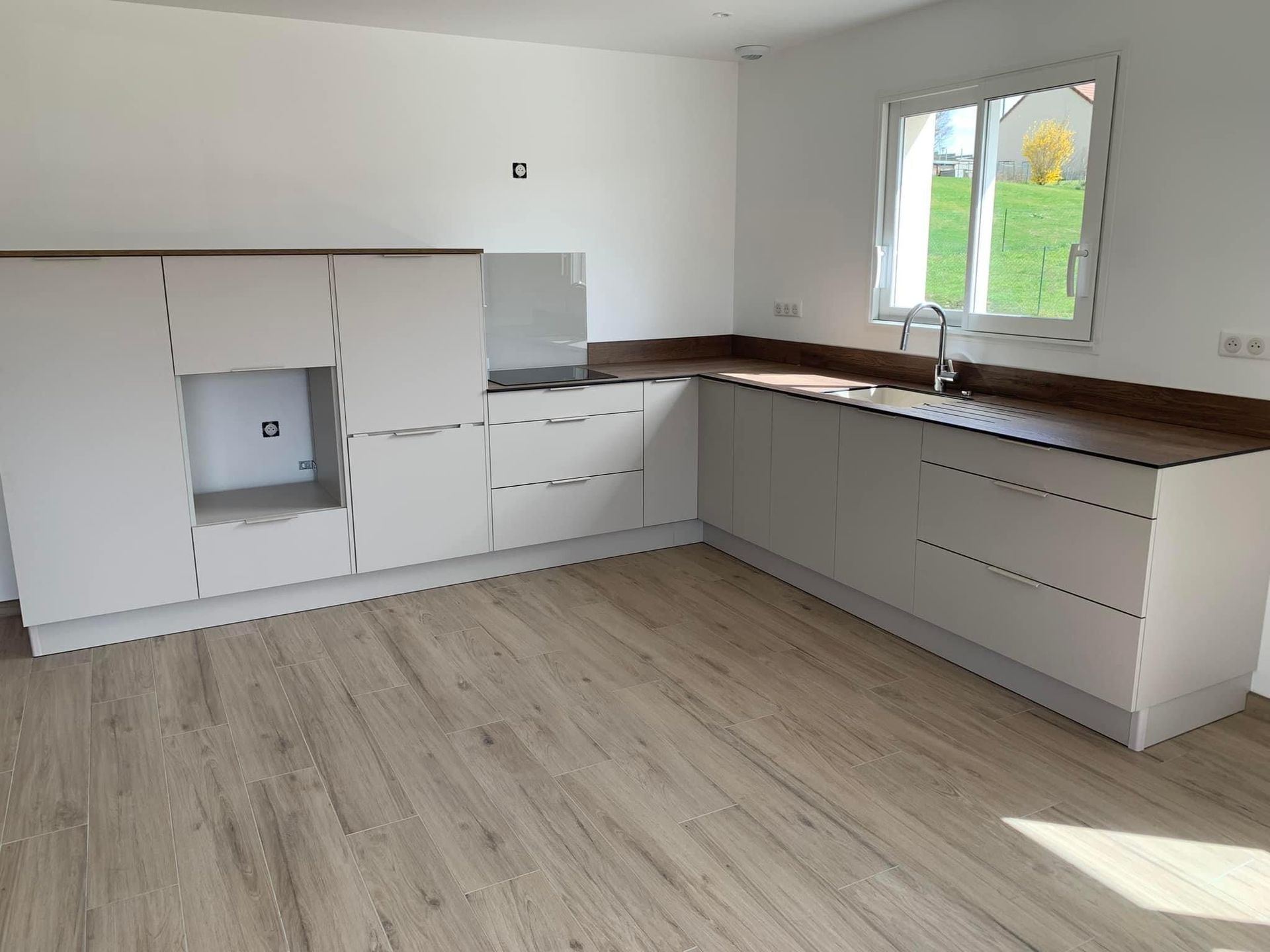 Cuisine avec des meubles blncs et bas