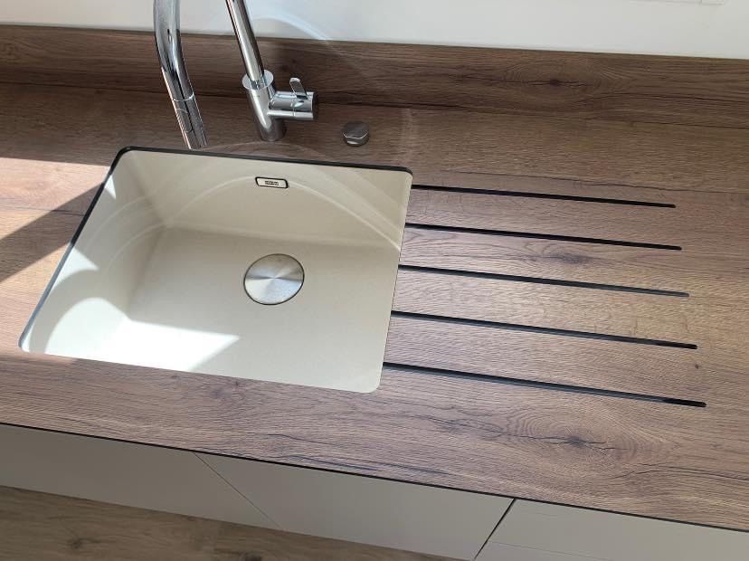 Évier sur plan de travail en bois