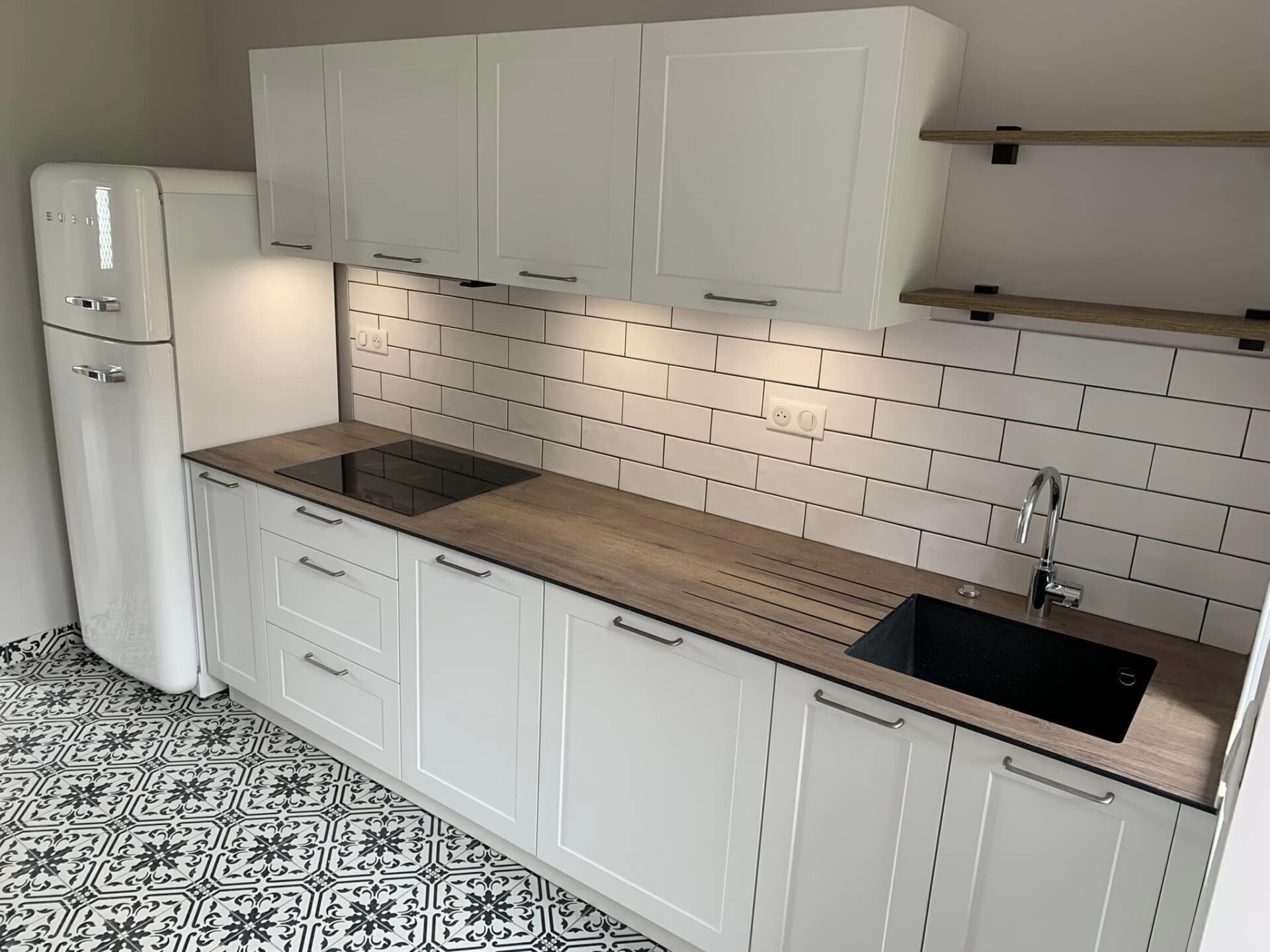 Cuisine vintage aux meubles blancs