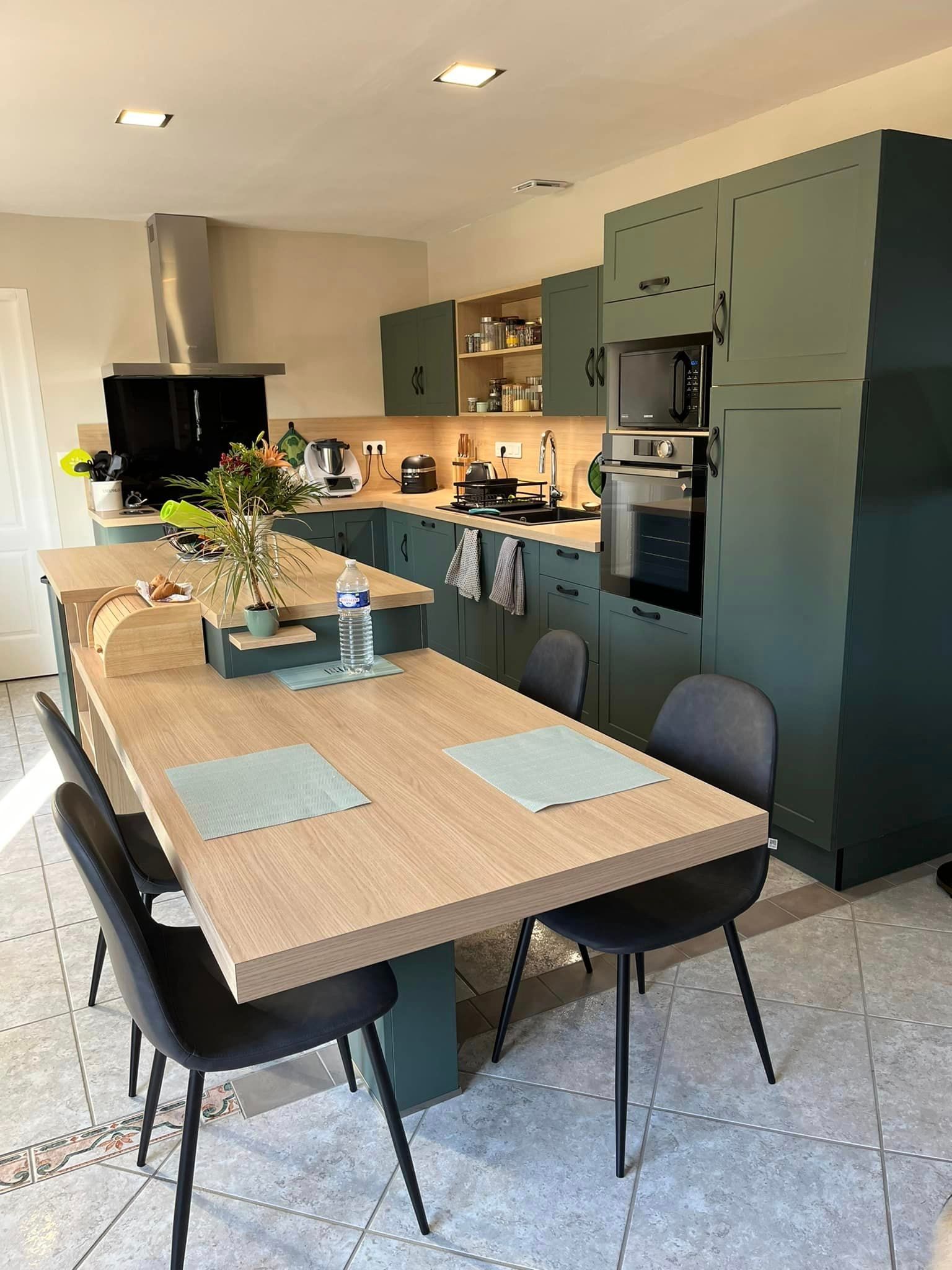 Table de repas dans une cuisine vert olive