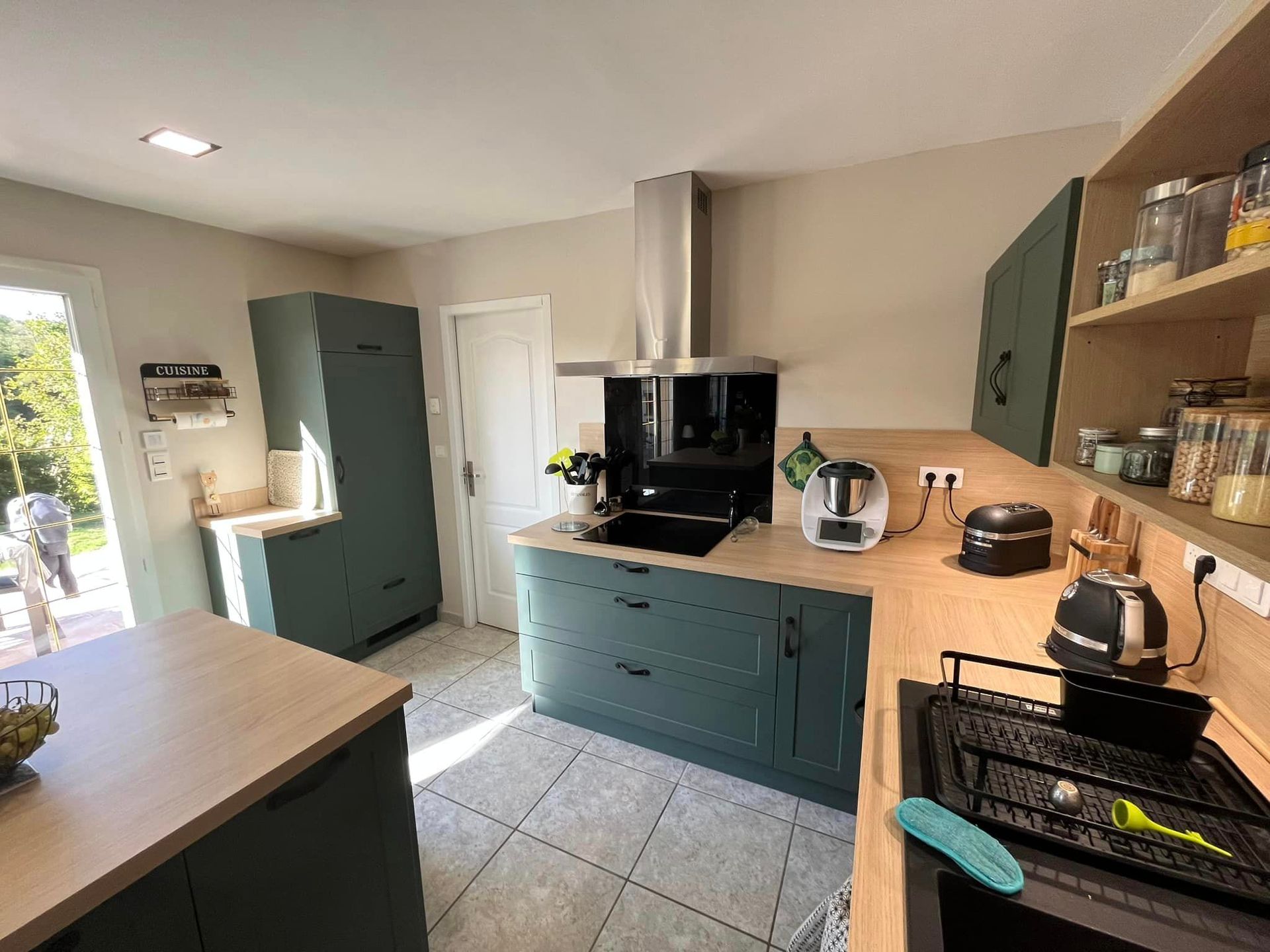 Plan de travail d'une cuisine vert olive