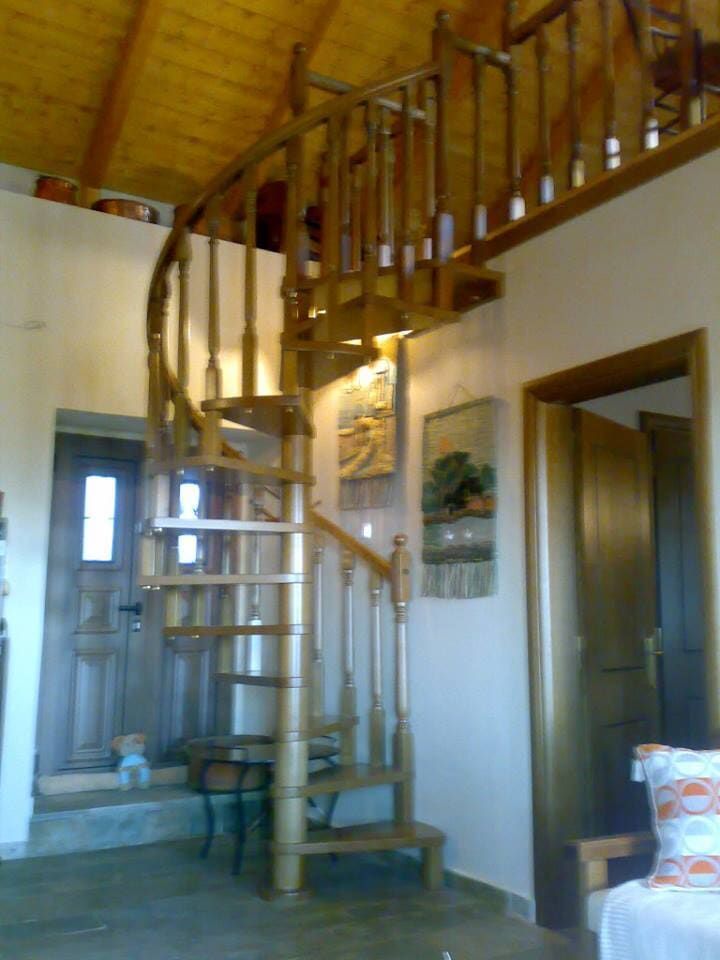 Στρογγυλές ξύλινες σκάλες