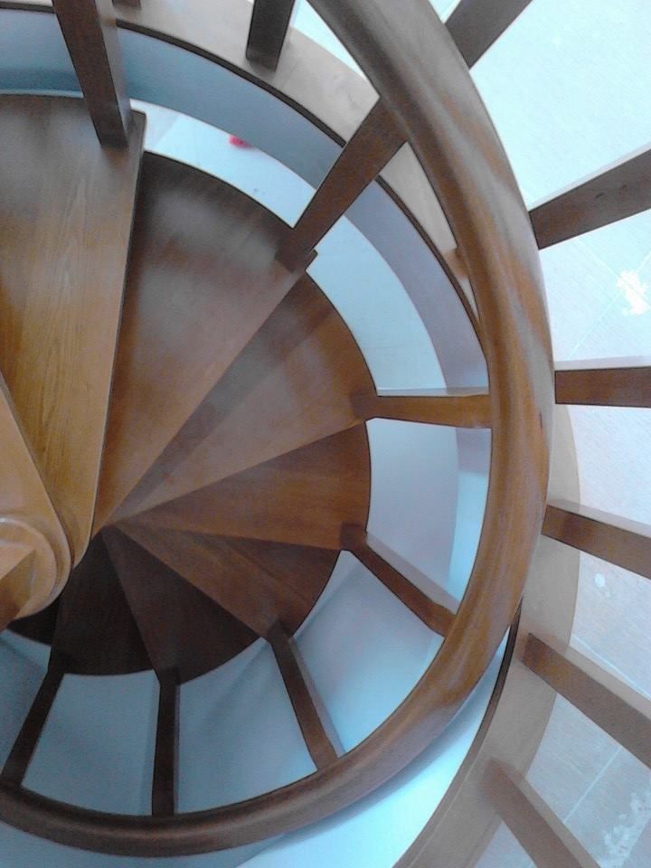Στρογγυλές ξύλινες σκάλες