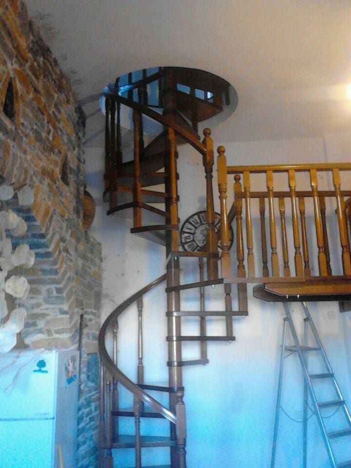 Στρογγυλές ξύλινες σκάλες