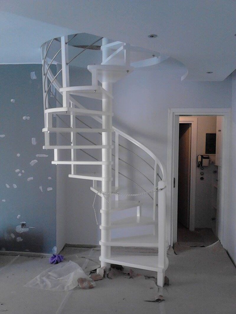 Στρογγυλές ξύλινες σκάλες