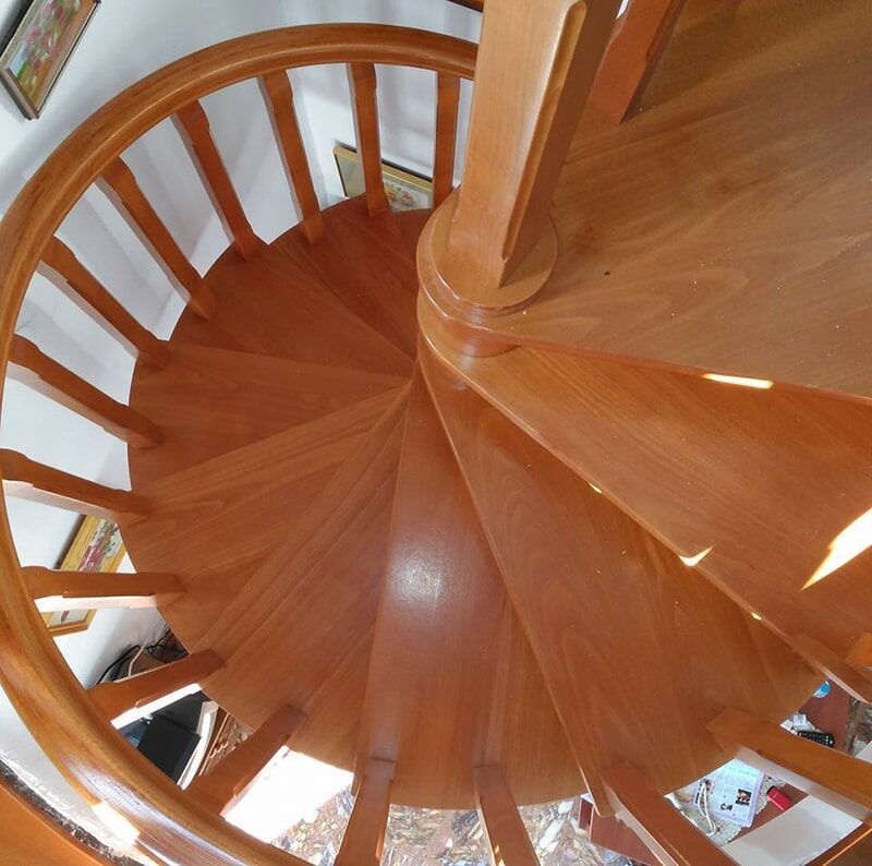 Στρογγυλές ξύλινες σκάλες
