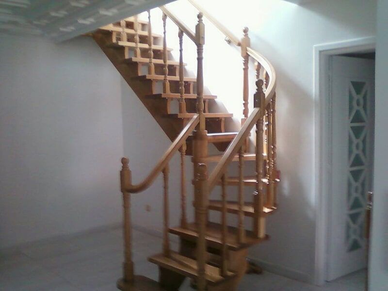 Ξύλινες Σκάλες, Κατευθύνσεως