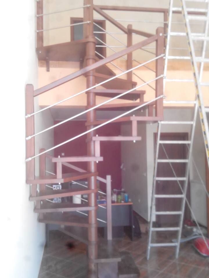 Ξύλινες Σκάλες, Τετράγωνες