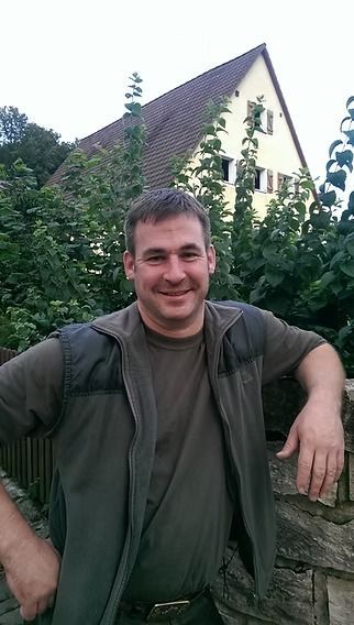 Graue Silhouette einer Person, bestehend aus einem Kreis für den Kopf und einem abgerundeten Rechteck für den Körper.