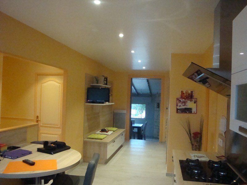 Salle de bains jaune peinture