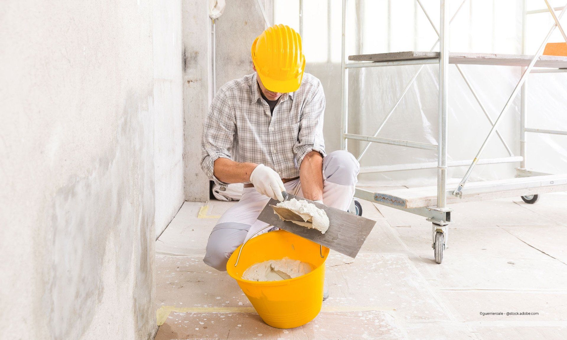 Bauarbeiter mit Spachtelmasse