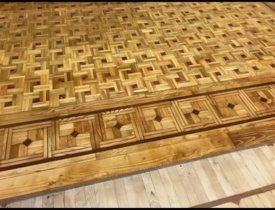 Suelo de parquet de madera detallado con patrón geométrico.