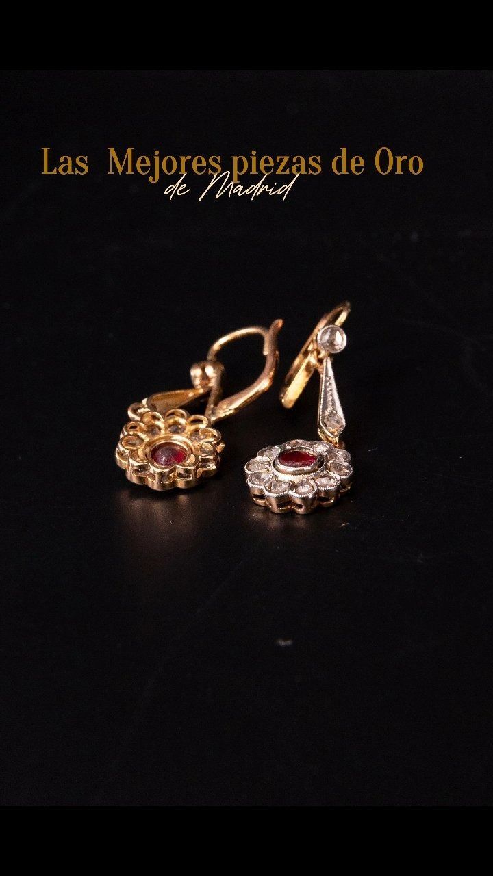 Dos pendientes de oro y piedras preciosas sobre fondo negro, con el texto “Las Mejores piezas de Oro” arriba.