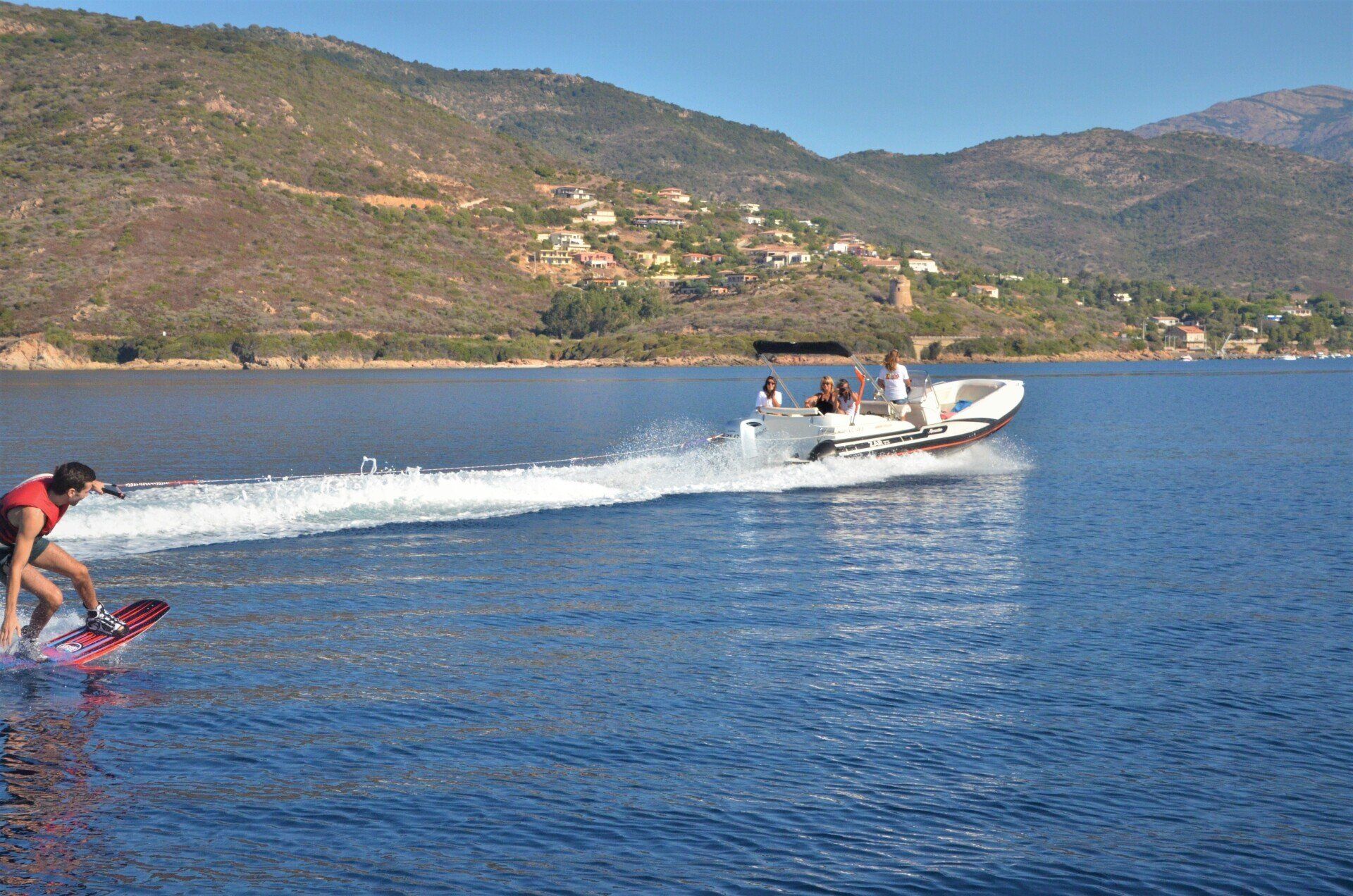 Wakeboard, bouée tractée et ski nautique