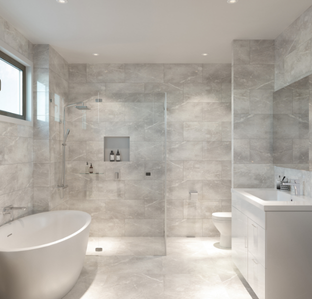 Salle de bain moderne avec murs en marbre gris, luminaires blancs et douche en verre.