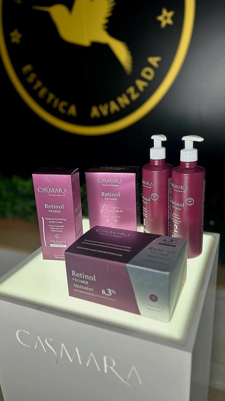 Exhibición de productos Casmara para el cuidado de la piel, incluyendo cajas y frascos