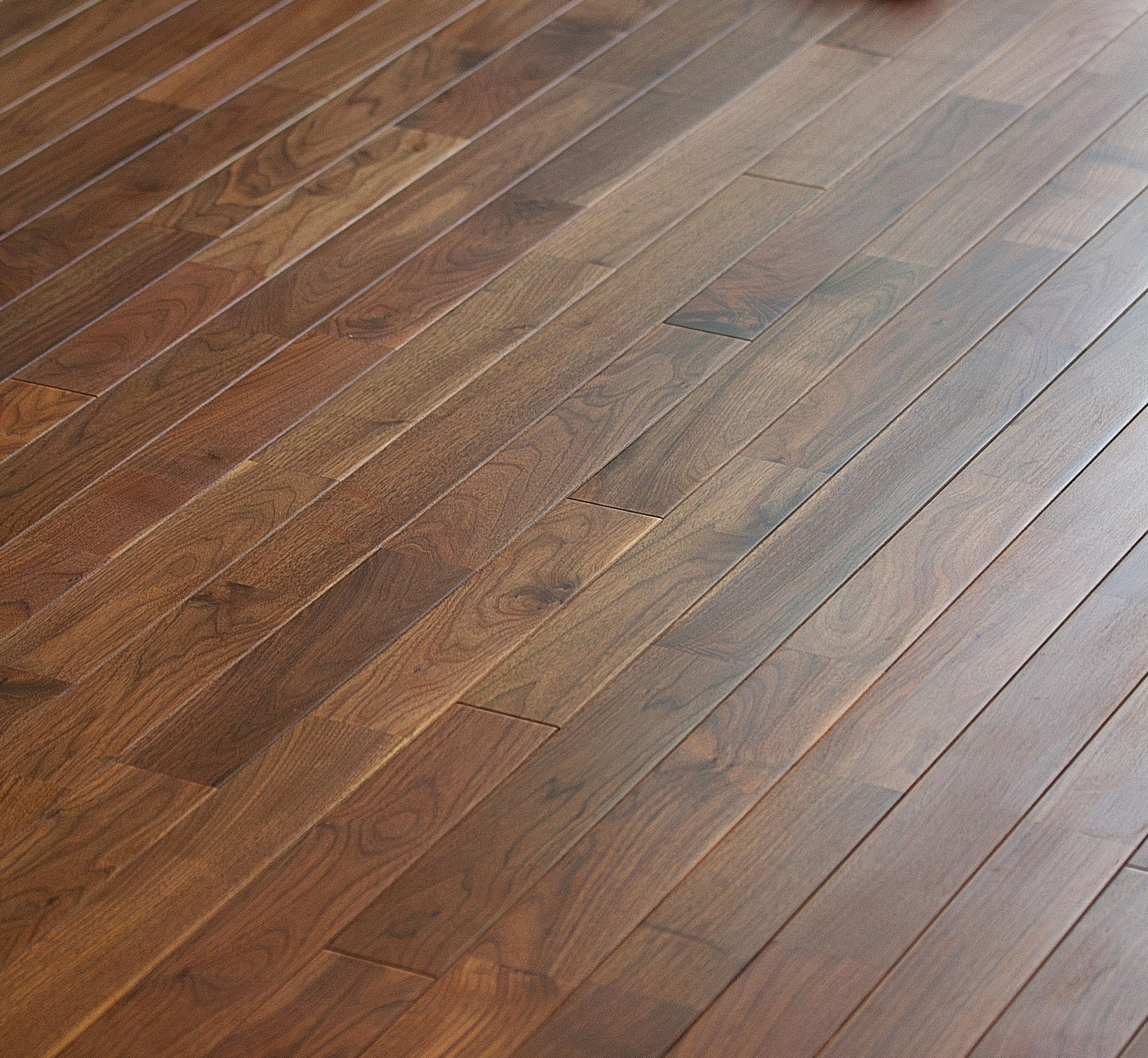 Plancher en bois dur, posé en biais.