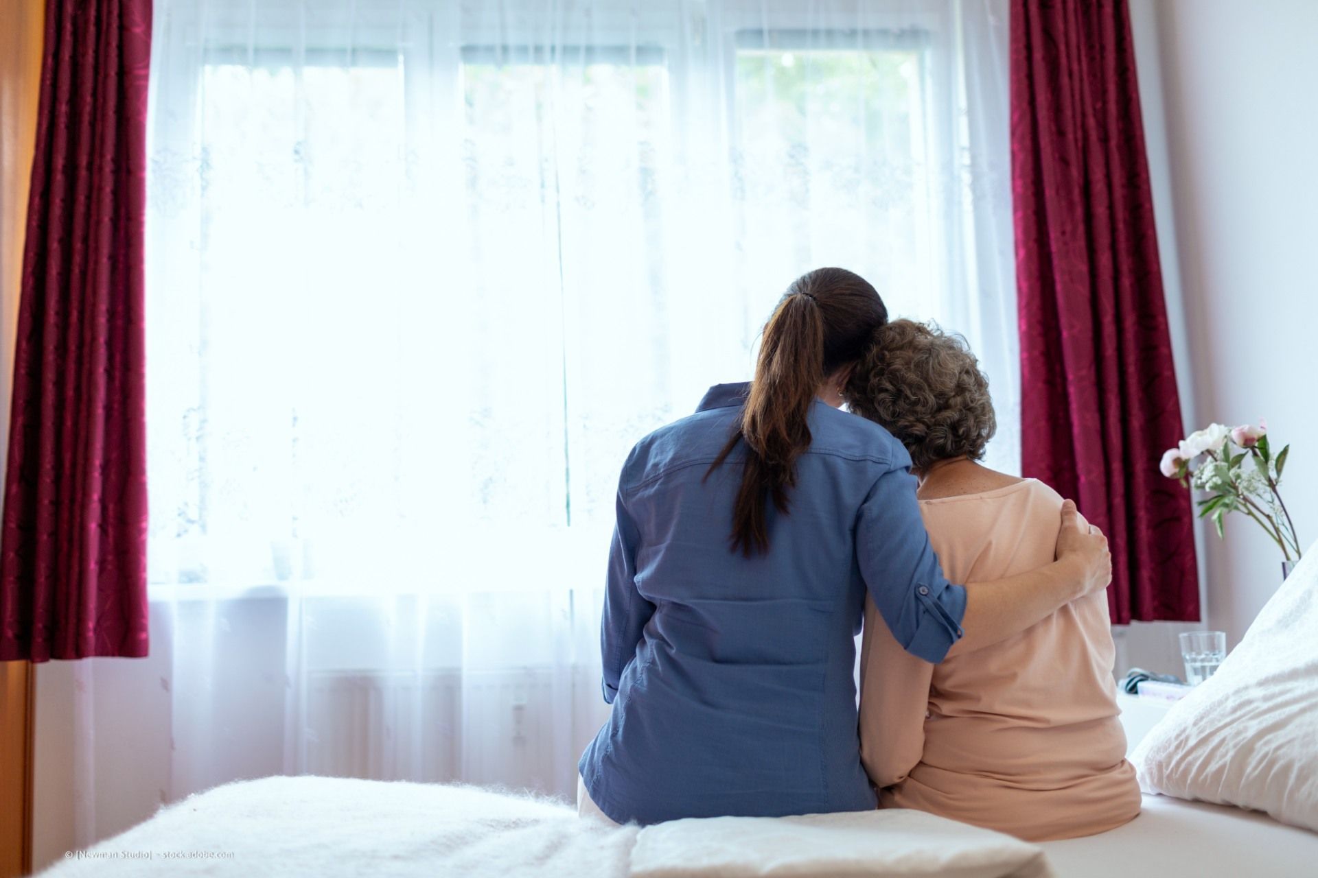 Pflegekraft und ältere Frau