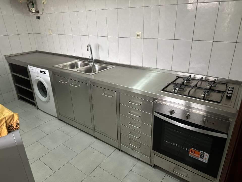 bancada com fogão e lava-louças