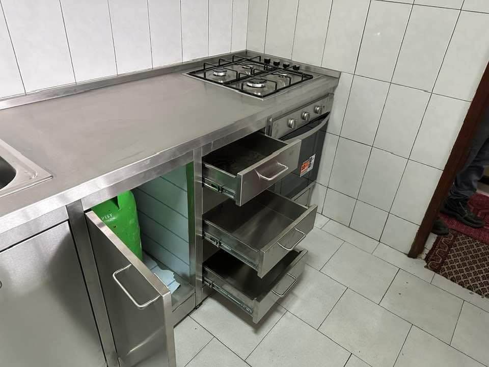 bancada com fogão e lava-louças