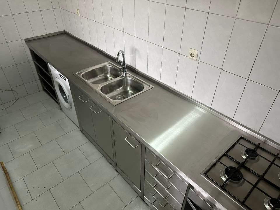 bancada com fogão e lava-louças