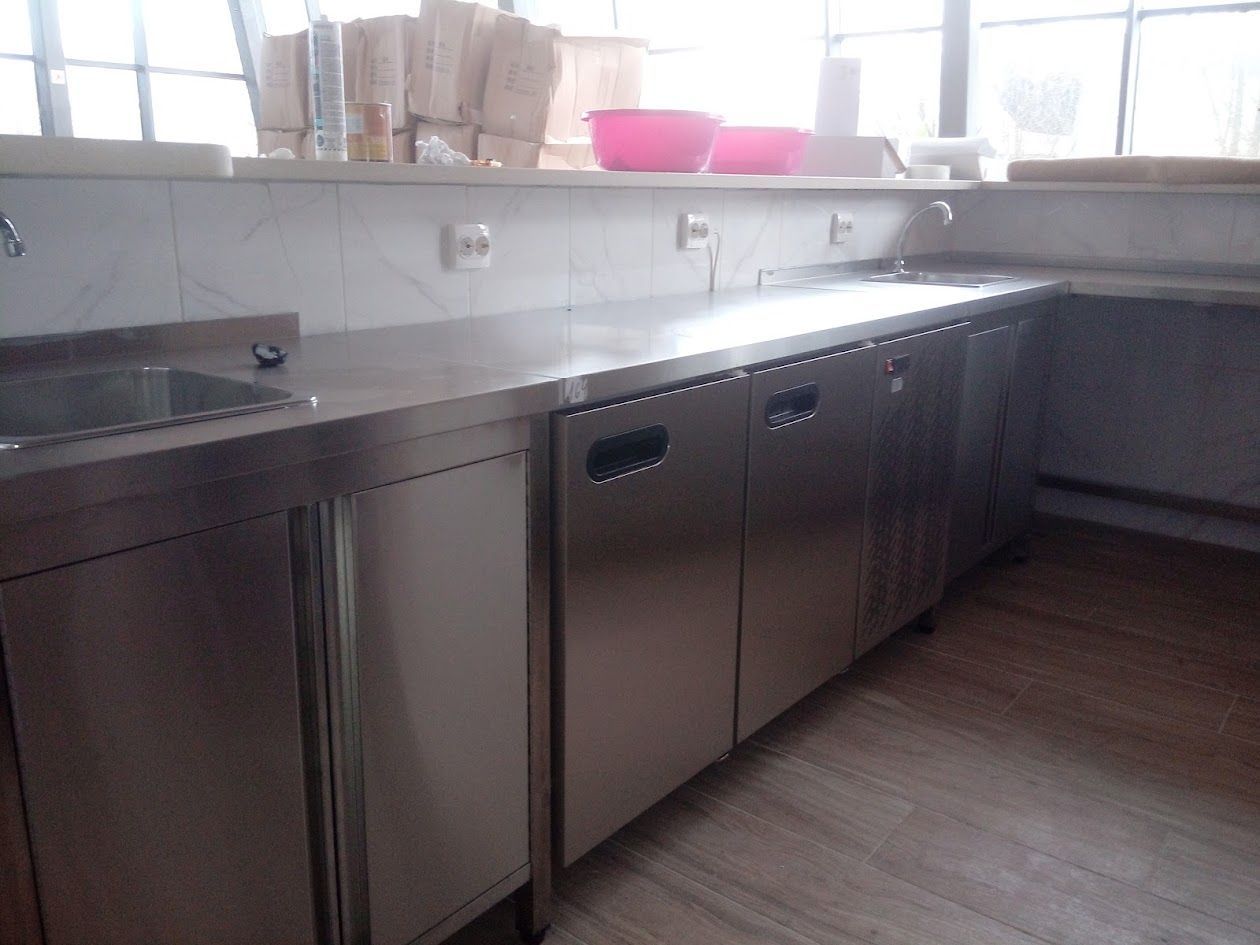 bancada com fogão e lava-louças