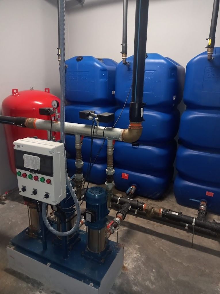 Una habitación con muchos tanques y tuberías azules.