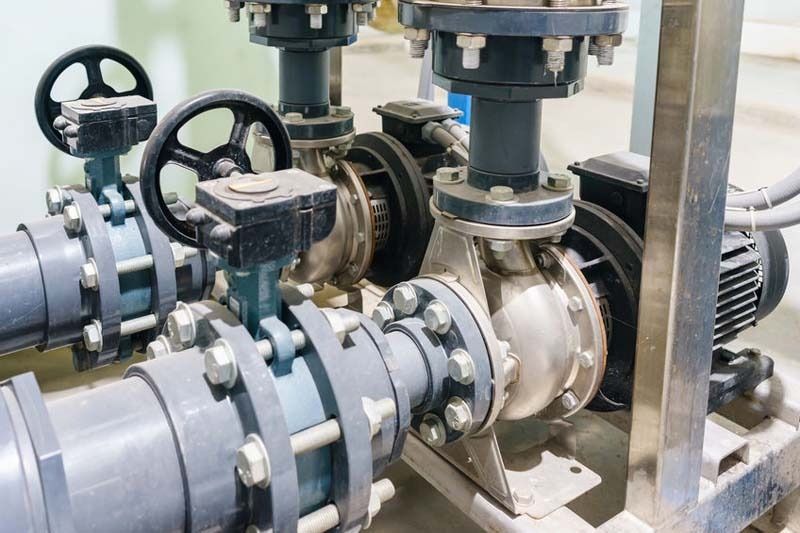 Un primer plano de una bomba de agua en una fábrica.