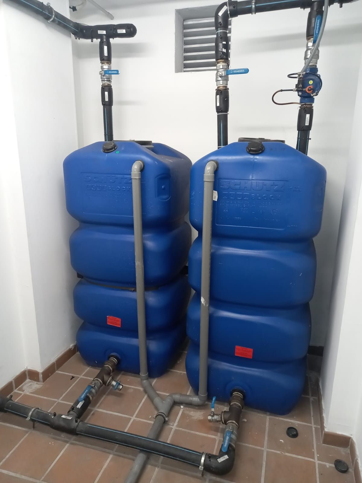 Dos barriles azules están apilados uno encima del otro en una habitación.