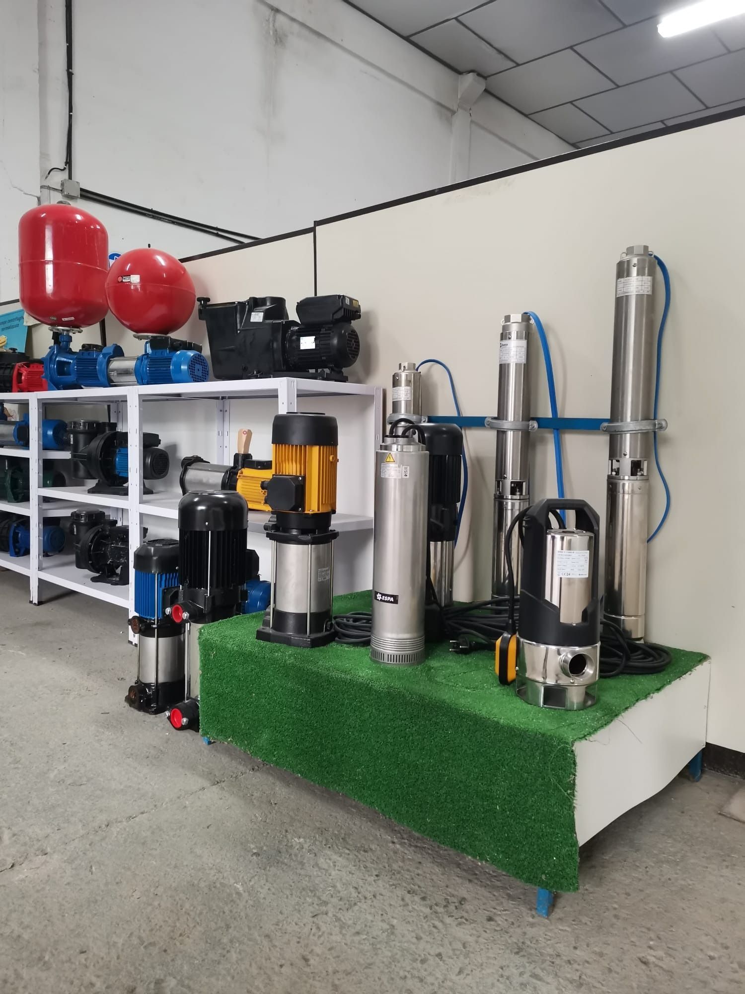 En una tienda se exhiben una variedad de bombas de agua.