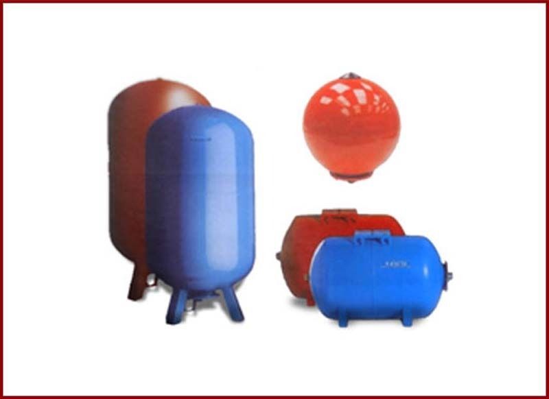 Tres tanques de diferentes colores están uno al lado del otro sobre un fondo blanco.